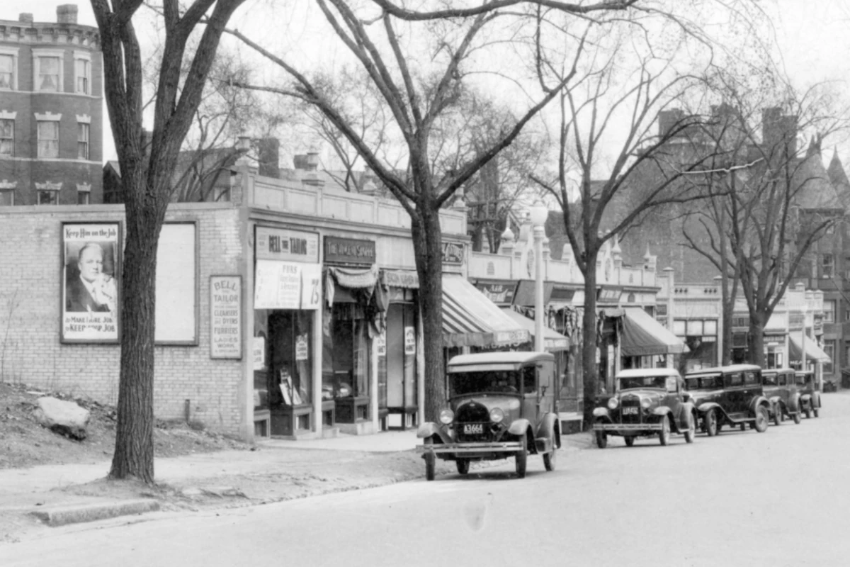 A black and white photo of Beacon Street in Brookline from 1932.